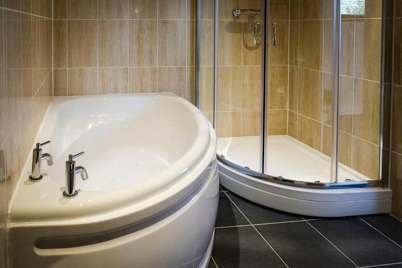 The R Inn Hotel Desborough Bagian luar foto