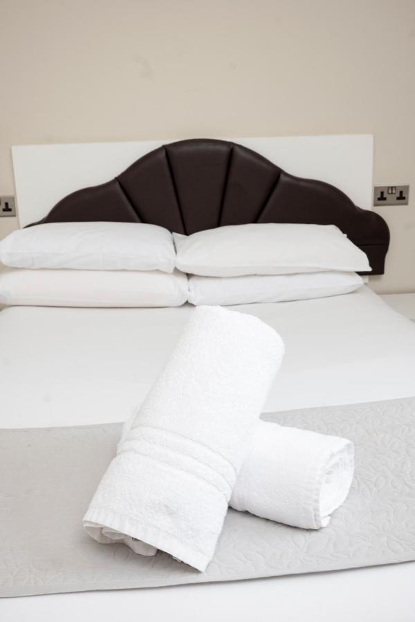 The R Inn Hotel Desborough Bagian luar foto