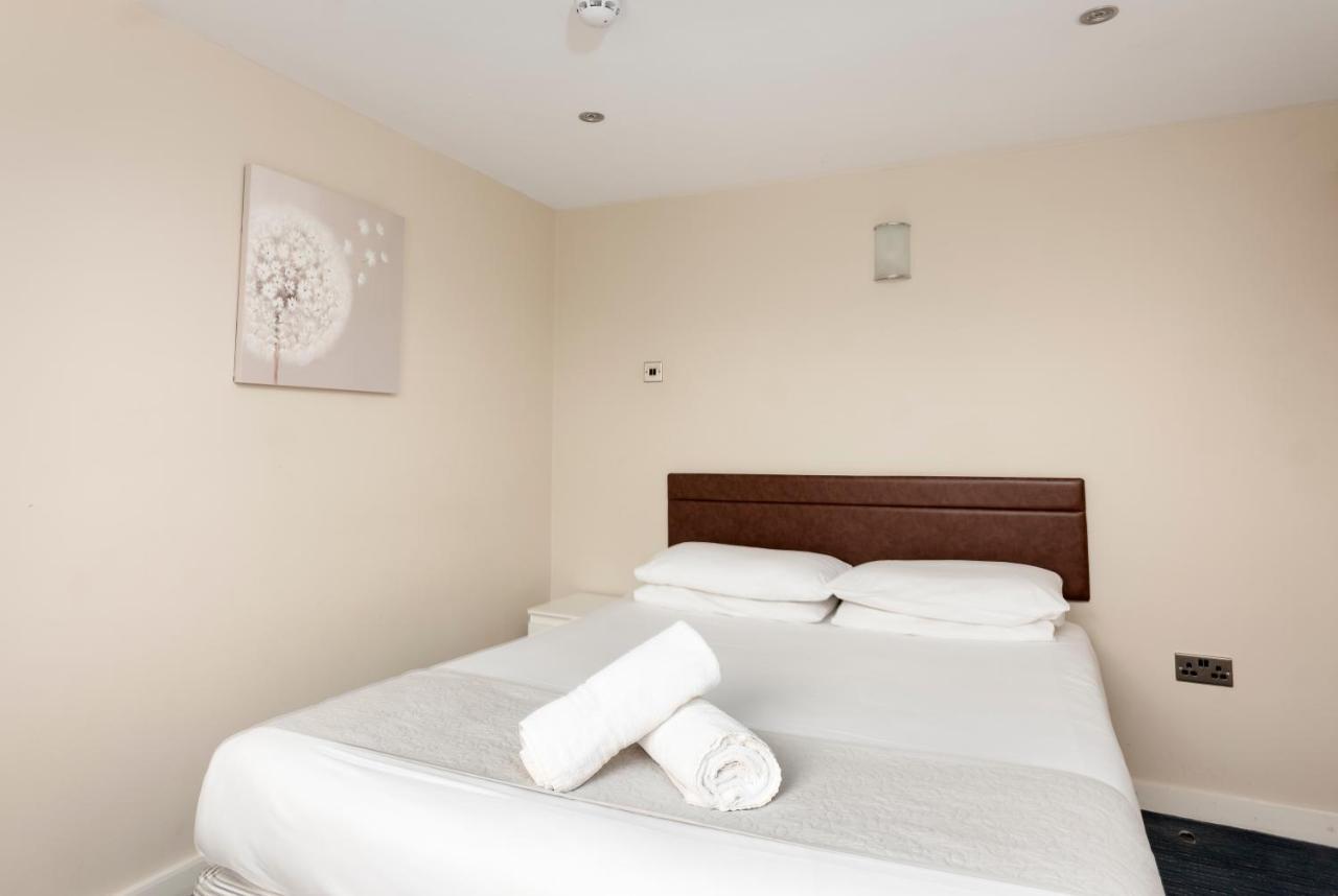 The R Inn Hotel Desborough Bagian luar foto