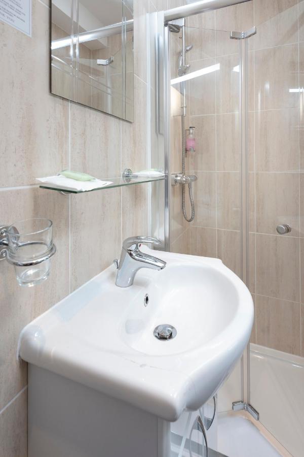 The R Inn Hotel Desborough Bagian luar foto